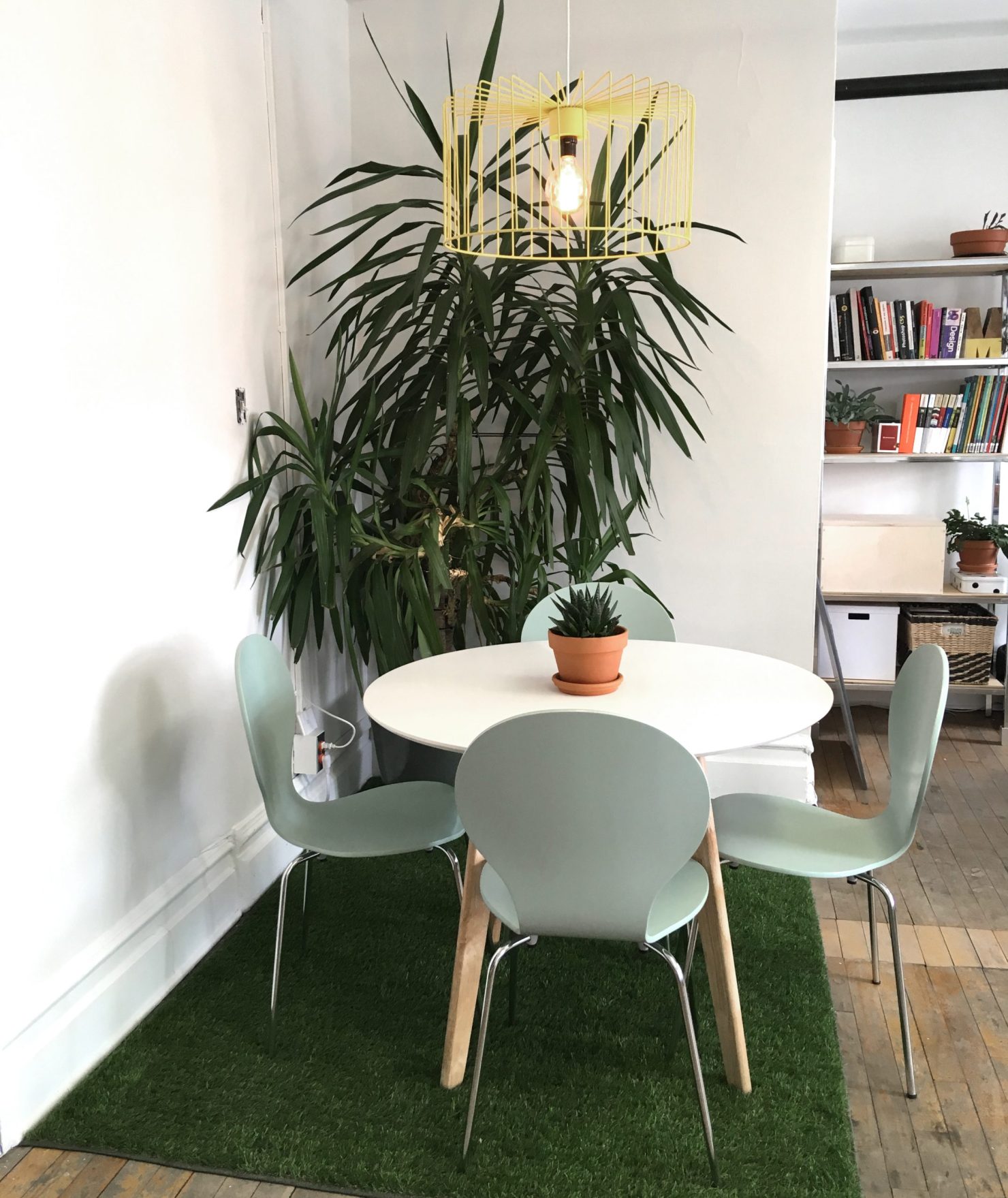 Un bureau à l'extérieur de la maison