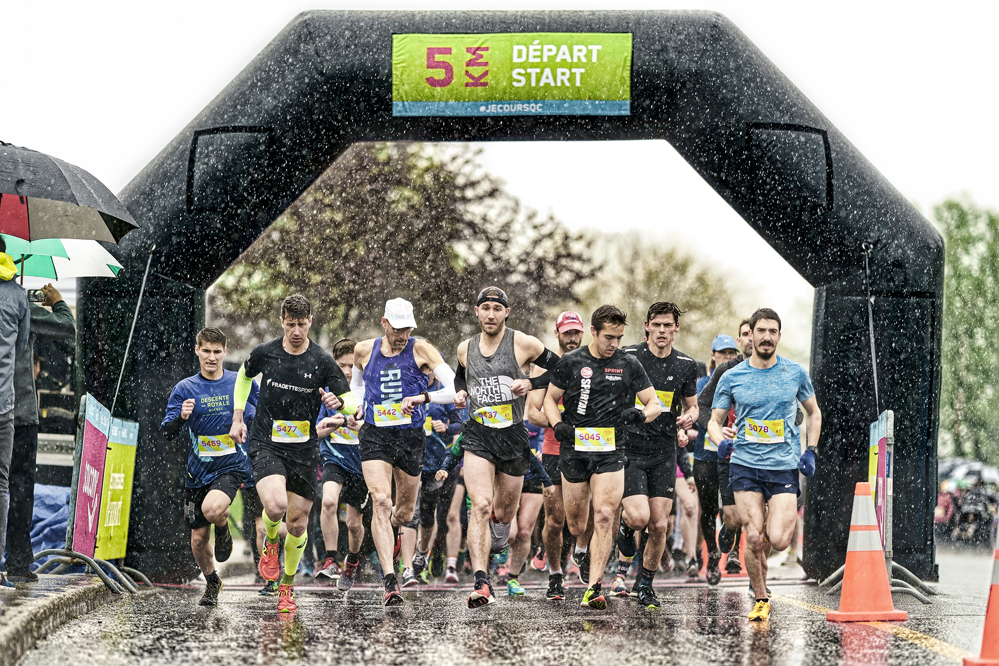 MicheleGrenierPhoto-Runners-in-the-rain-5k-start-line
