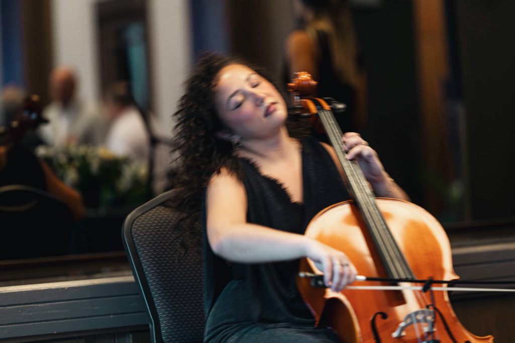 violoncelliste at a cocktail event