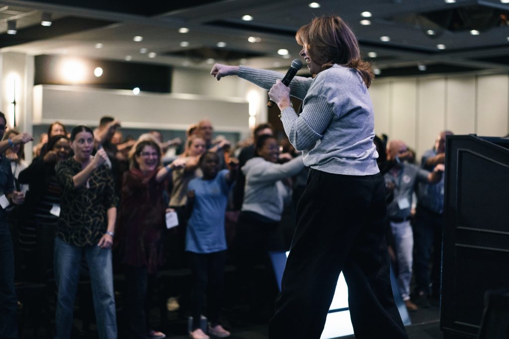 La conférencière Chantal Lacroix active les participants dans la salle
