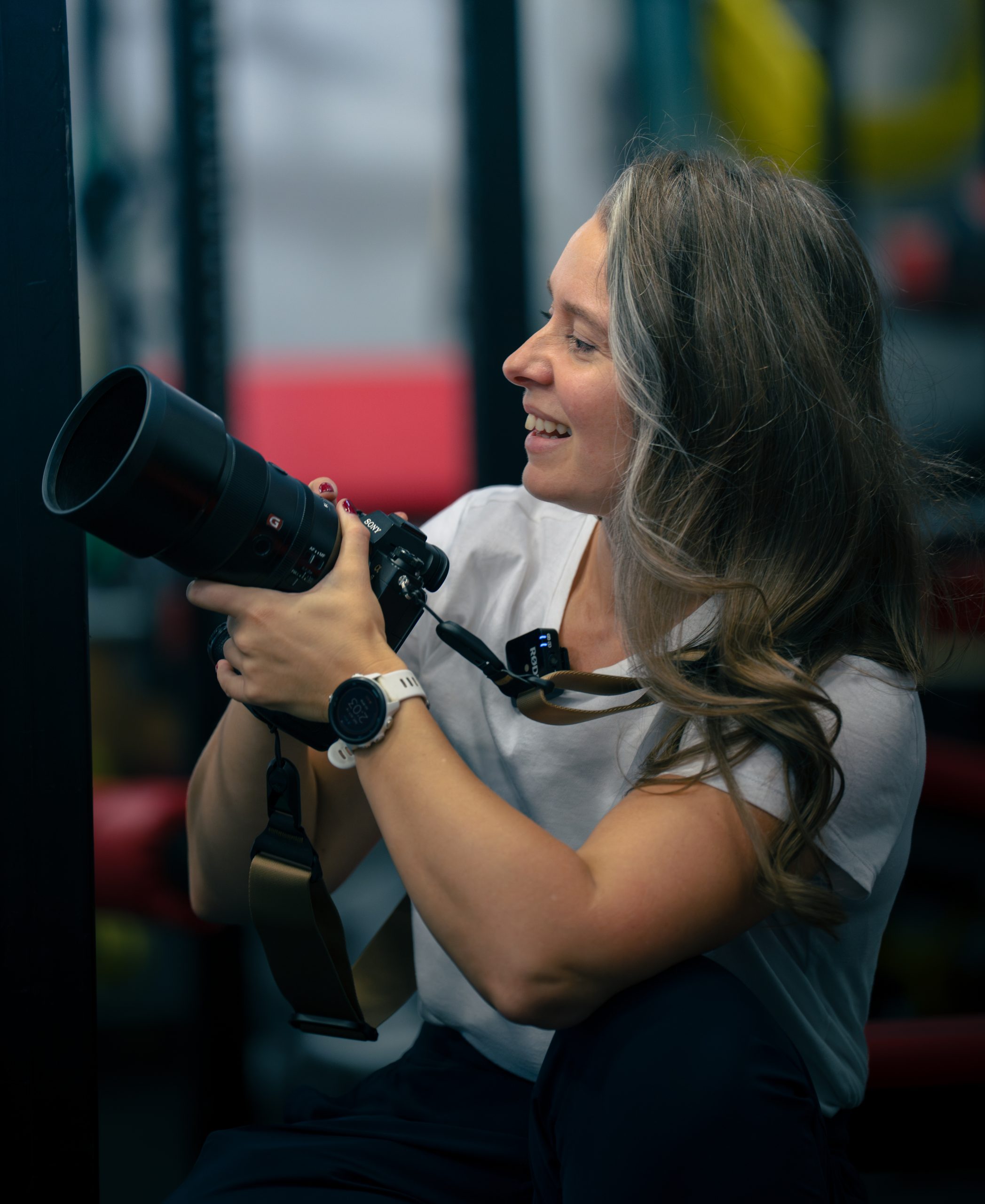 Michèle Grenier, photographe professionnelle à Québec, en action avec son appareil photo Sony